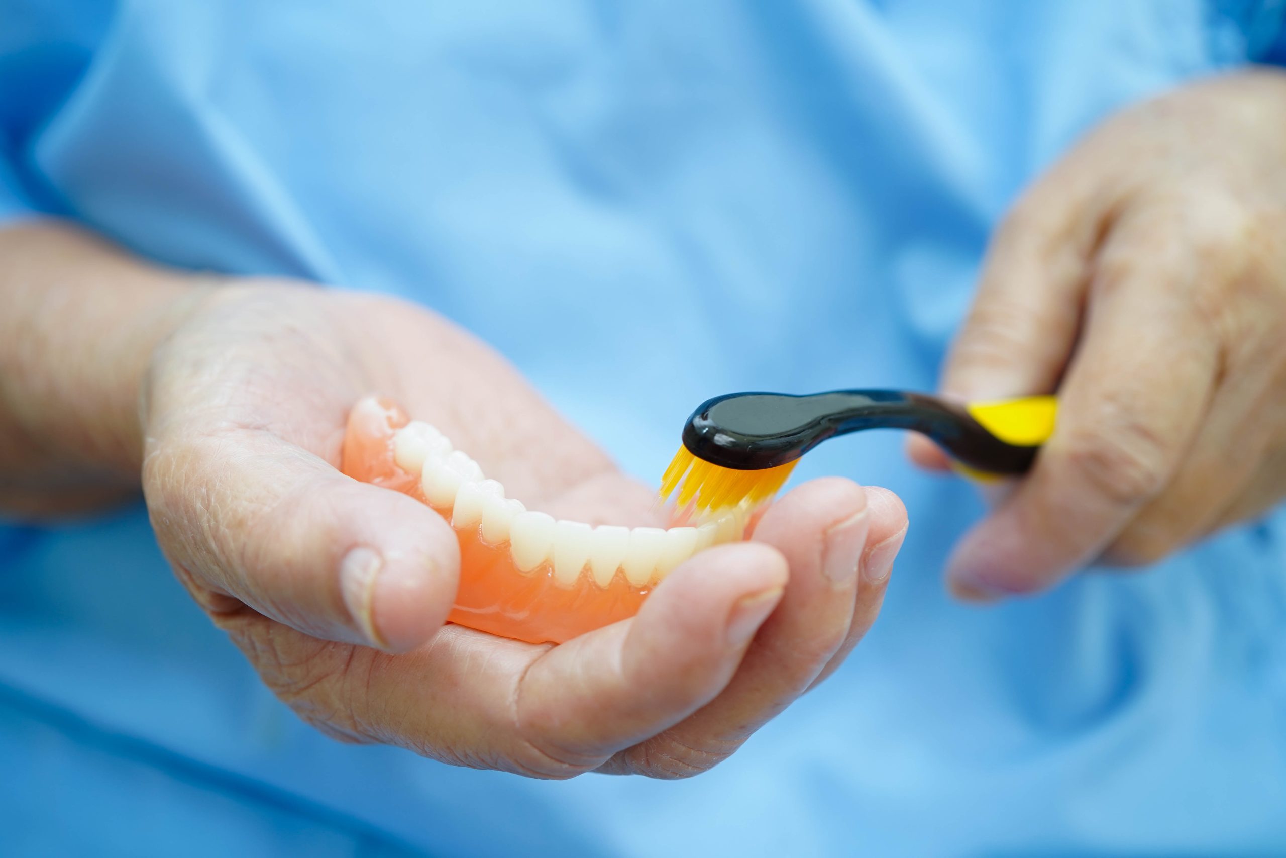 【入れ歯のお手入れ方法を徹底解説】毎日のお手入れでむし歯・歯周病を予防しよう