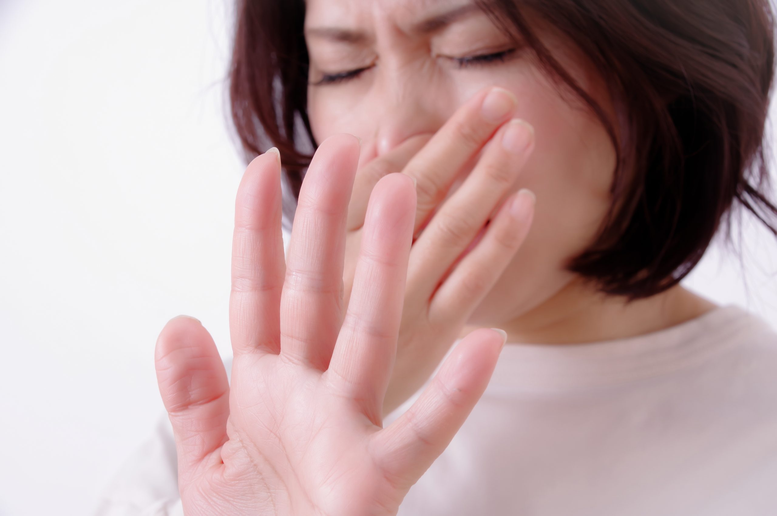 【朝の口臭が気になる方へ】寝起きに口がにおう原因と対策
